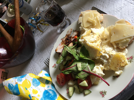 Marienerad kalkon potatisgratäng grönsaker bröd vin