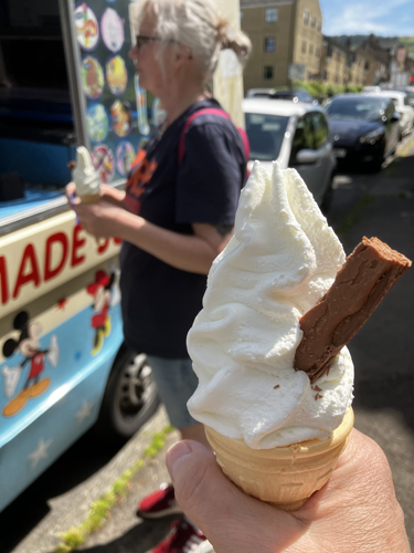 Anna köper 99 Flake från glassbilen i Ilkley