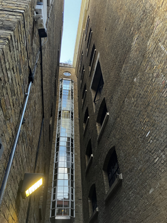 Glas i en gammal byggnad