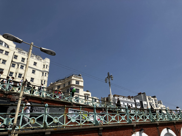 Husen på Kingsway i Brighton fotade från stranden