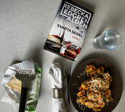 Pastaknyten med tomatsås och parmesan boken Svarta segel