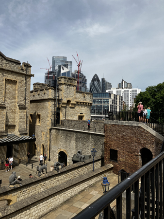 Towern med modern arikitektur bakom