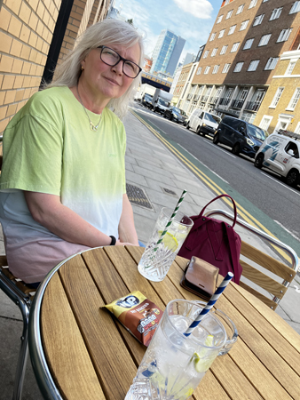 Två GT och Anna efter besöket på The Ripper museum 15 juni 22