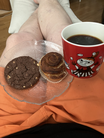 Cookie bulle och kaffe i orange shorts