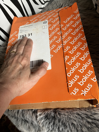 Bokuspaket med min hand på