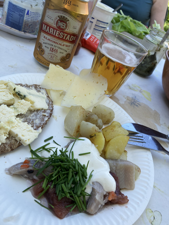 Sill och potatis och alkoholfri öl