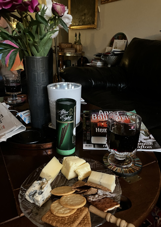 Ostassiett vin och blommor från Slottsträdgården