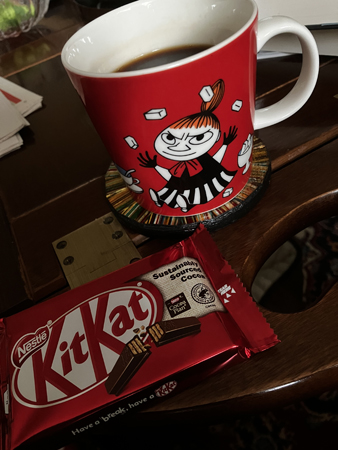 Kvällskaffe med lilla My och KitKat