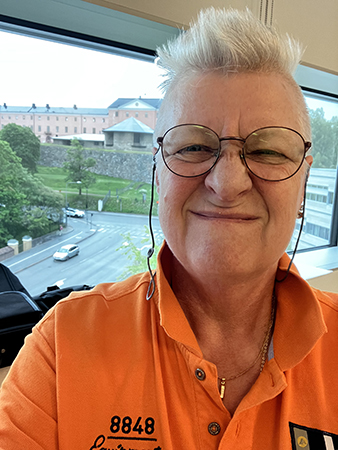 Selfie med grimas i orange