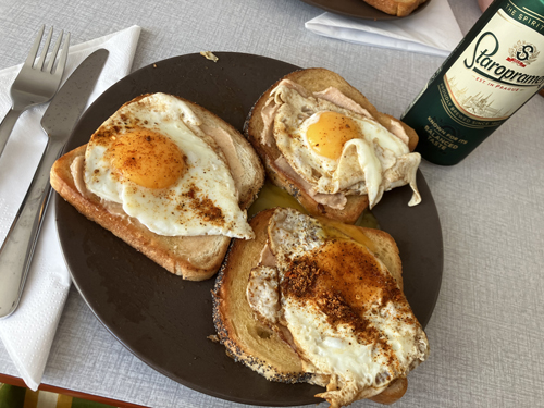 Mackor med stekta ägg och öl