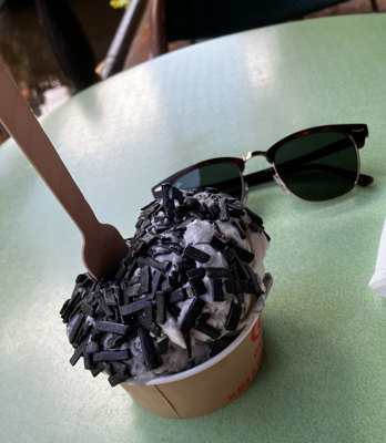 En bägare glass med lakritsströssel vid Fyrisån