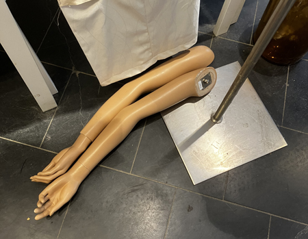 Ett par armar på golvet