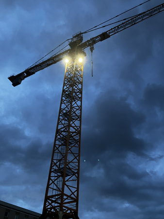 Lyftkran mot julikvällshimmel