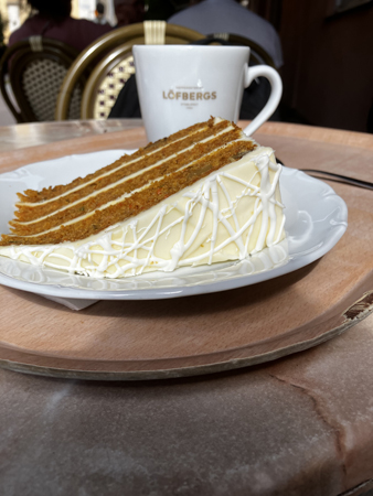 Kaffe och morotstårta på Café Linné
