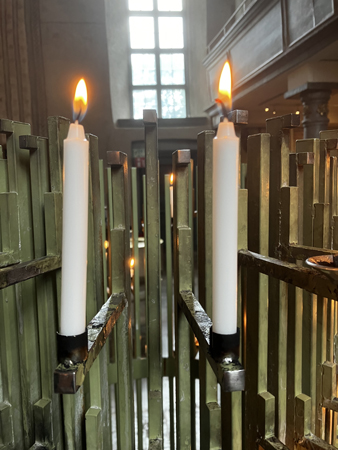 Två tända ljus Gamla Uppsala kyrka 18 juli 22