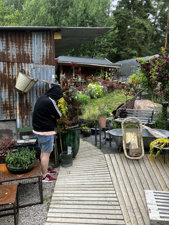 En mystisk figur på Jordnära inredning i Skölsta