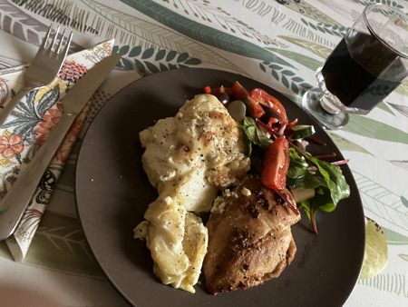 Potatisgratäng o kycklingfilé sallad ett glas Johanna