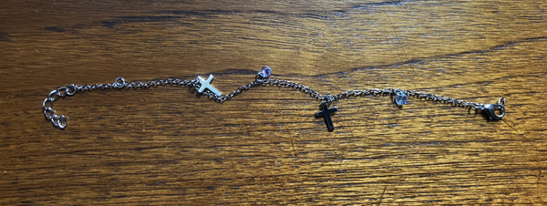 Upphittat smycke silverfärgad fotlänk med två kors