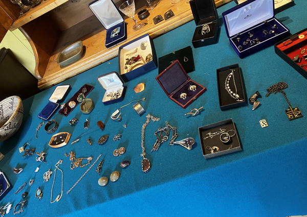 Smycken antik o loppisen Gamla Uppsala 18 juli 22