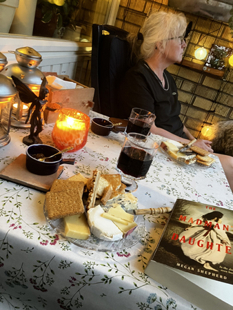 Anna ost vin och kex på balkongen