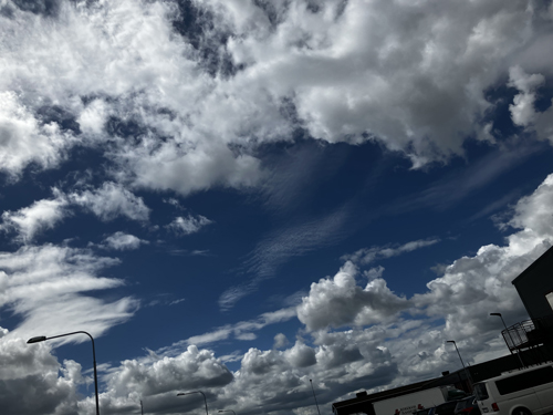 Blå himmel med vita moln