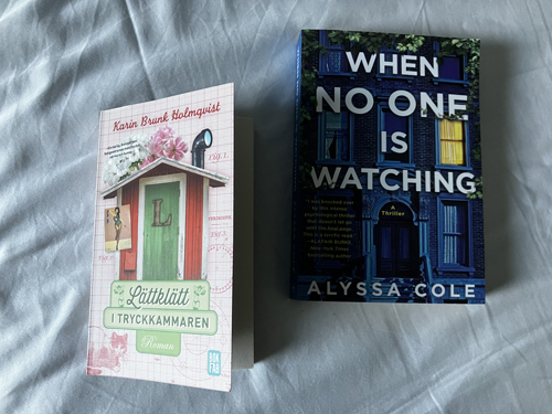 Böckerna Lättklätt i tryckkammaren och When no one is watching Böckerna Lättklätt i tryckkammaren och When no one is watching