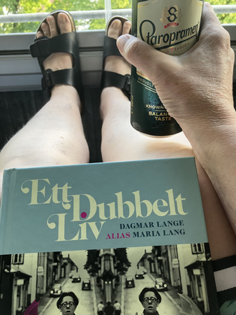 Läsning och öl på balkongen