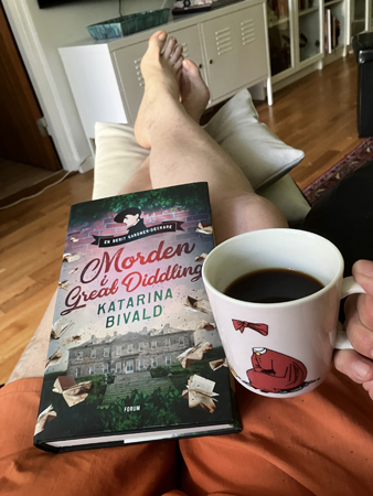 Morgonkaffe i Salen med Morden i Great Diddling