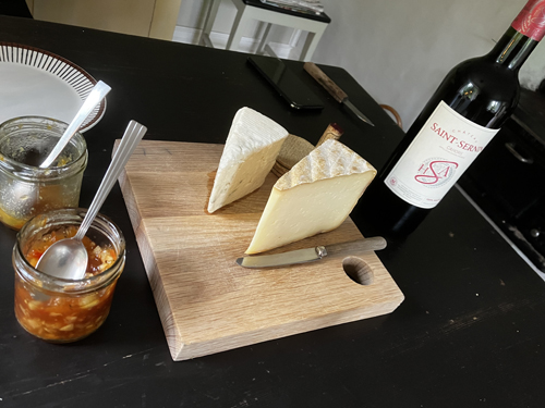 Marias marmelader ostar och ett rött franskt vin