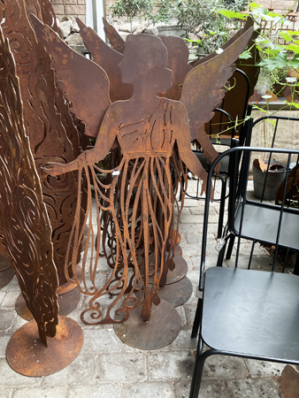 Rostig ängel vid rostig tuja Fullerö