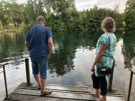 Fiske- och badställe Finske Pinnen och vännen FEM på bryggan