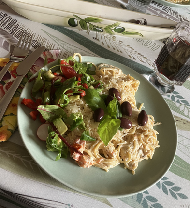 Fetaostpasta med grönsaker och vin