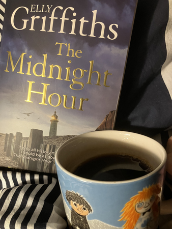 Boken The midnight hour och kaffe på sängen
