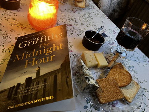 Boken The midnight hour ost kex o vin på balkongen