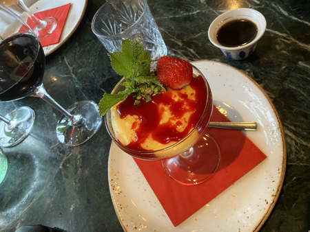 Dessert och kardemummakaffe Byblos