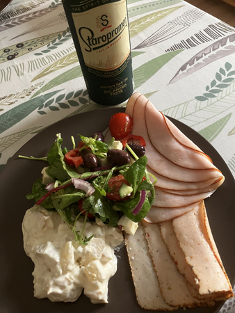 Kallskuret mimosasallad grönsaker öl