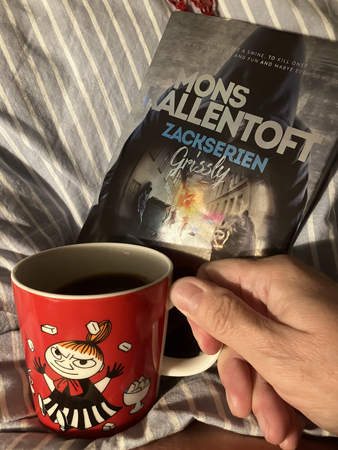 Läsning av Grissly och kaffe på sängen Läsning av Grissly och kaffe på sängen