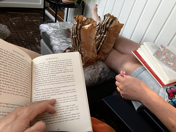 Läsning och lördagsgodis på balkongen