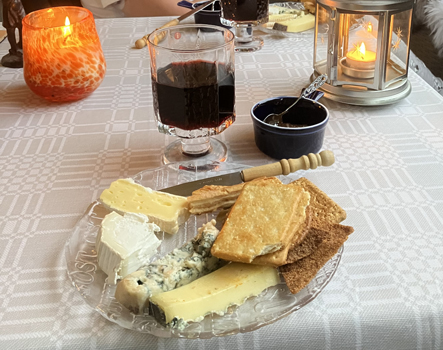 Ostassiett och vin på balkongen