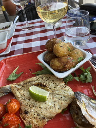 Seabream och kraschad potatis ett glas chardonnay