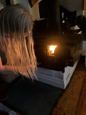 Mimmi eldar i spisen