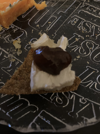 Ost kex och fikonmarmelad