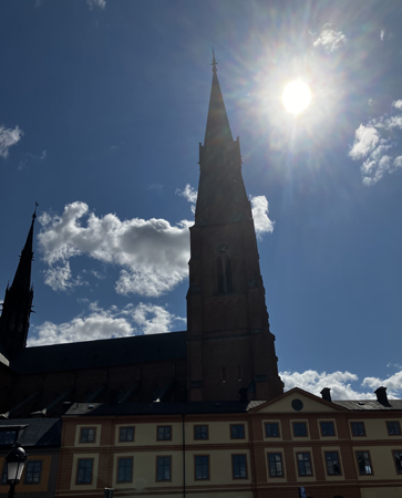 Domkyrkotorn och sol på himlen