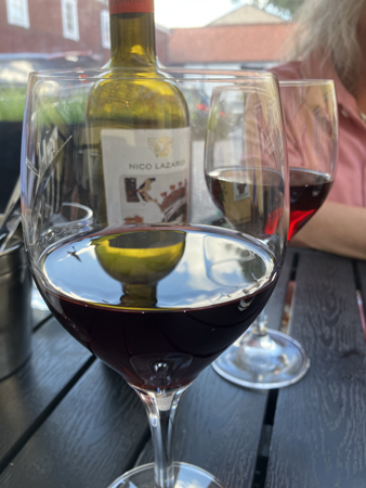 Grekiskt rödvin på Costas uteservering