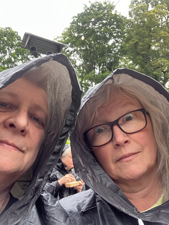 Jag o Anna i våra regncapar