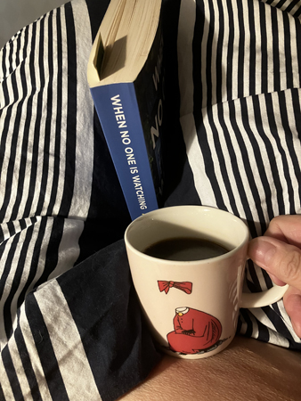 Mot slutet av boken When no one is watching o kaffe på sängen