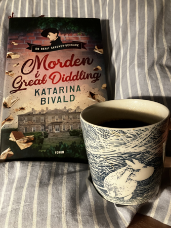 Boken Morden i Great Diddling och kaffe på sängen