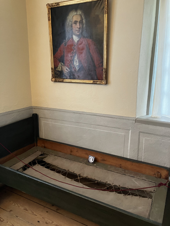Carl von Linné porträtt i huset och hans säng 19 juli 22