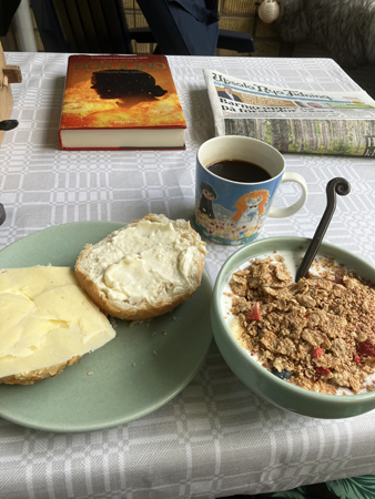 Ensamfrukost på balkongen med bok och UNT