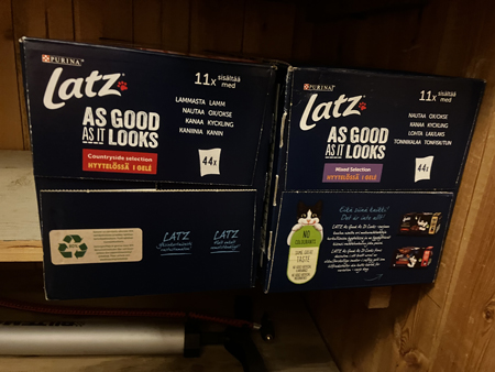 Två stora lådor kattmat i källarförrådet